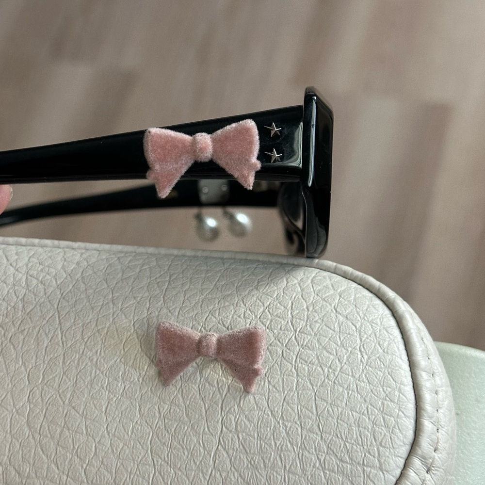 1 Pink velvet bow clip on sunglasses